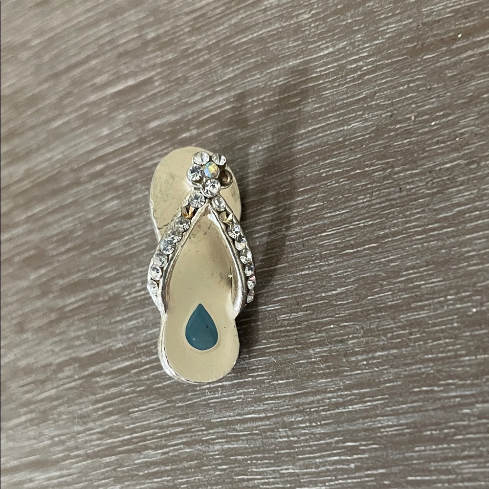 Artisan Flip Flop Brooch - Picture 5 of 6